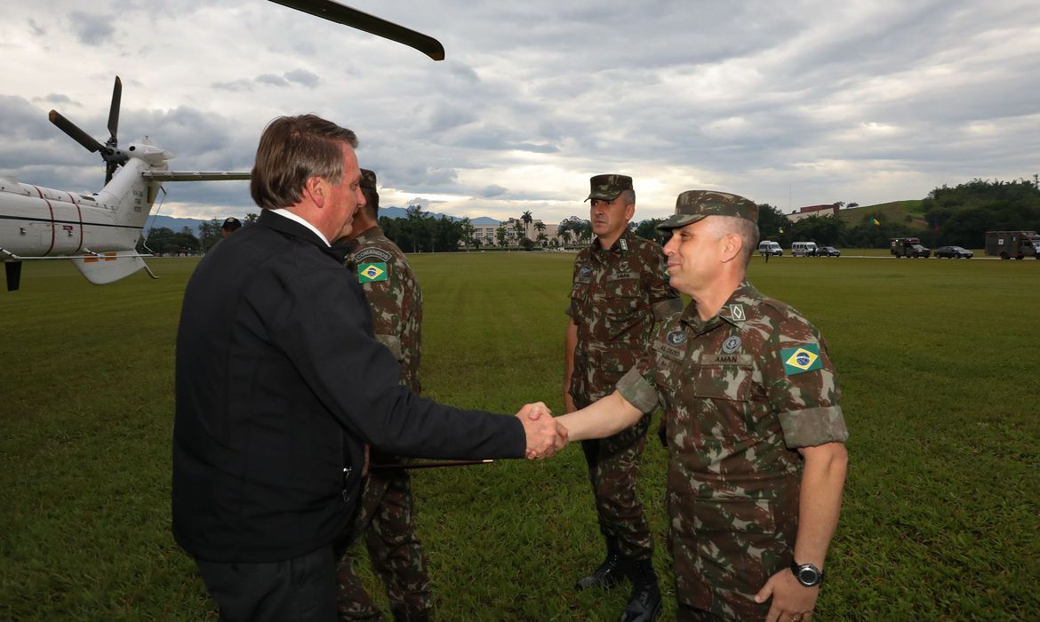 Bolsonaro participa da formatura de cadetes do Exército na Aman